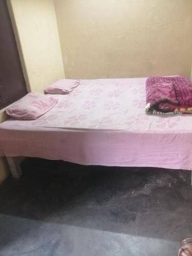Tempat tidur dalam kamar di Dabbu home stay
