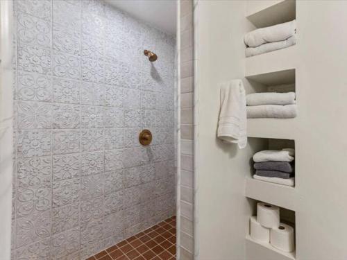 een badkamer met een douche en witte handdoeken bij Queen Beds Great Ski Retreat Park Close By in Midvale