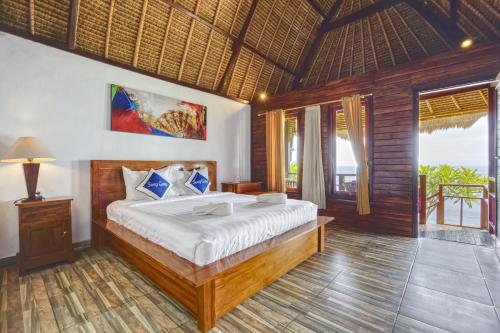um quarto com uma cama num quarto em Song Cang Bungalow em Nusa Penida