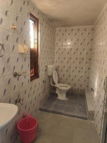 y baño con aseo y lavamanos. en S house, en Guwahati
