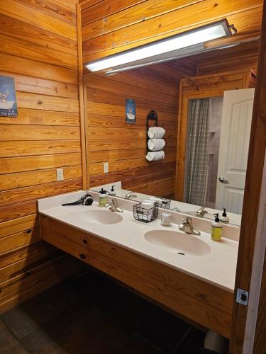a bathroom with two sinks and a large mirror at 5 Min To Beaver Lake, King Bed, Fire Pit, Jetted Tub #2 in Eureka Springs