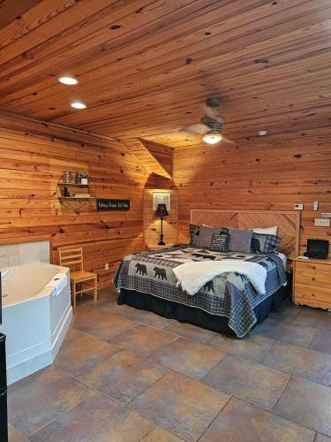 um quarto com uma cama e um tecto de madeira em Honey Bear Haven Suite 2 em Eureka Springs