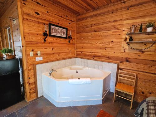 bañera en una habitación con paredes de madera en Honey Bear Haven Suite 2, en Eureka Springs