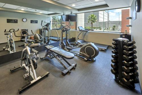 une salle de sport avec plusieurs vélos d'exercice dans une pièce dans l'établissement City Express by Marriott Ciudad de México Tlalpan, à Mexico