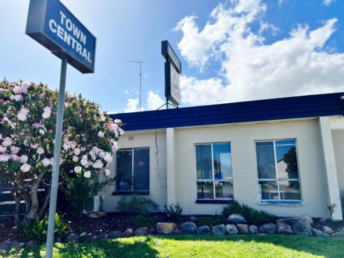 a street sign in front of a building at Bairnsdale Town Central Motel in Bairnsdale