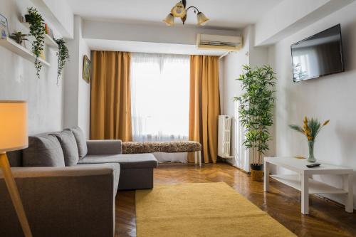sala de estar con sofá y TV en OPIA Apartments - Old Town, en Bucarest
