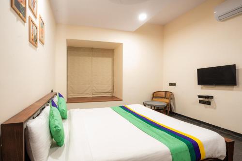 Una cama o camas en una habitación de Treebo Premium The Memoir, Ramdaspeth