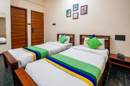 Una cama o camas en una habitación de Treebo Premium The Memoir, Ramdaspeth