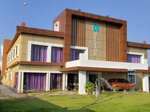 um edifício com um parque infantil em frente em The Nirvana Resort em Chatra