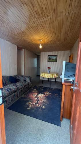 a living room with a couch and a table at Arriendo HABITACION in Viña del Mar