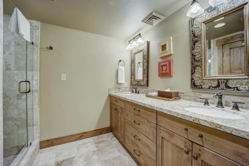 Bathroom sa Mont Cervin 24 by AvantStay Luxury Ski in Ski out home in Park City