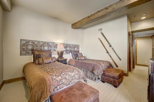 - une chambre avec 2 lits dans l'établissement Mont Cervin 24 by AvantStay Luxury Ski in Ski out home in Park City, à Park City
