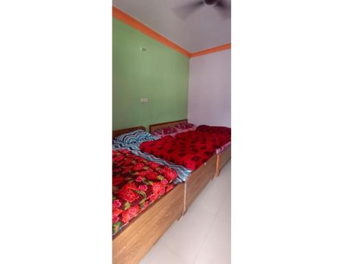Postel nebo postele na pokoji v ubytování Kurmanchal Guest House, Phata