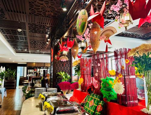 胡志明市的住宿－Happy Life Grand Hotel & Sky Bar，墙上装饰着鲜花的商店