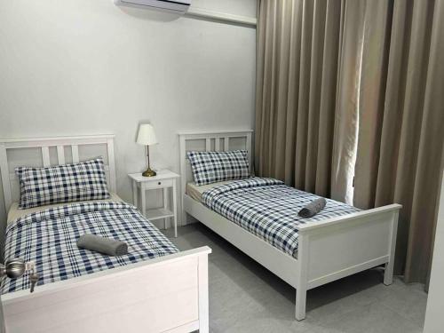 two beds in a white room at Private poolvilla Koh Lanta in Ko Lanta