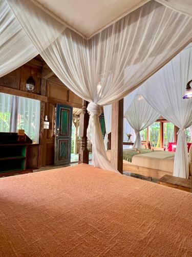 Katil atau katil-katil dalam bilik di Umakayu Joglo Villa Canggu - Boutique Hotel