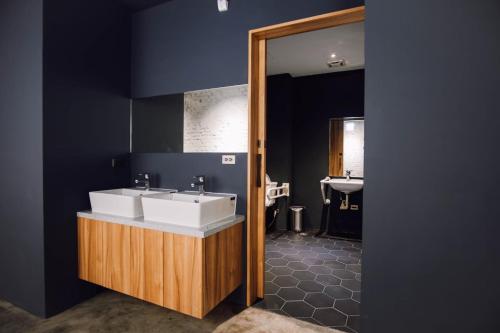 基隆的住宿－雨島旅店，一间带水槽和镜子的浴室