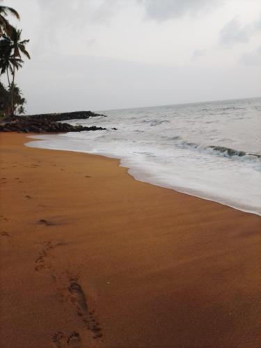 Fußabdrücke im Sand am Strand in der Unterkunft Our Little Secret in Kalutara