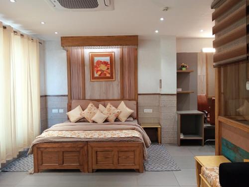 1 dormitorio con 1 cama grande en una habitación en HOTEL CENTRA en Mohali