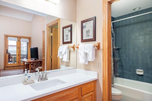 La salle de bains est pourvue d'un lavabo, de toilettes et d'une douche. dans l'établissement Cimarron Lodge 35 by AvantStay Ski-InSki-Out Property in Complex w Two Hot Tubs, à Telluride