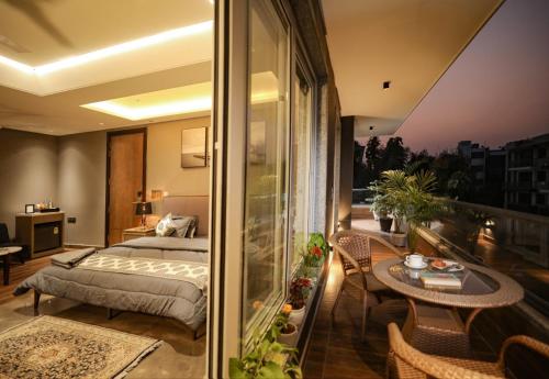 Habitación de hotel con cama y balcón en KRYC Luxury Living en Nueva Delhi