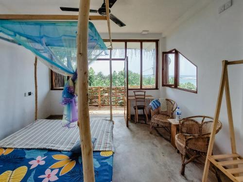 阿漢伽馬的住宿－Gaia Ocean Surf Yoga，一间卧室配有一张双层床和一张桌子及椅子。