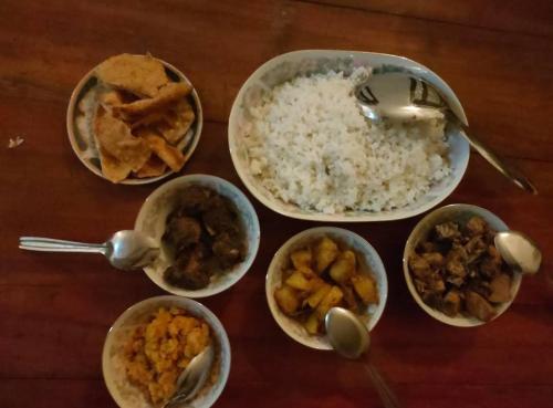 ヒッカドゥワにあるVilla Chayaのご飯や様々な種類の食べ物が盛られたテーブル