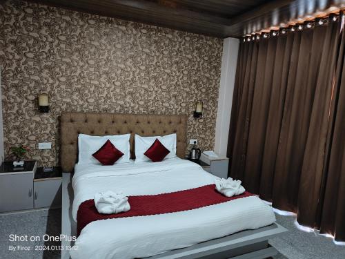 En eller flere senger på et rom på Simcha Hotel