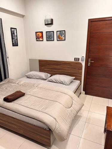 Ένα ή περισσότερα κρεβάτια σε δωμάτιο στο Luxury Two Bed Suite DHA Islamabad