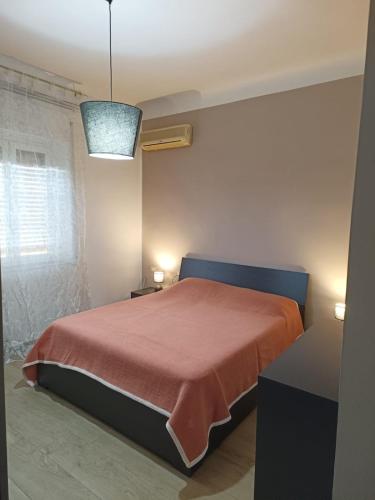 ein Schlafzimmer mit einem Bett mit einer roten Decke in der Unterkunft CASA MIA in Taranto