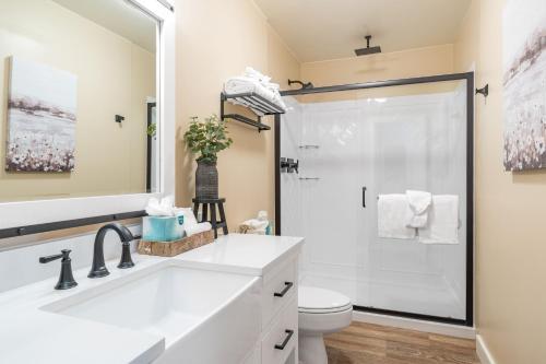 ein Badezimmer mit einem weißen Waschbecken und einer Dusche in der Unterkunft Cimarron Lodge 14 by AvantStay Ski-InSki-Out Property in Complex w Two Hot Tubs Permit3601 in Telluride