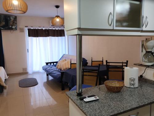 eine Küche und ein Wohnzimmer mit einem Sofa in der Unterkunft Monoambiente Tres Barrios in Buenos Aires