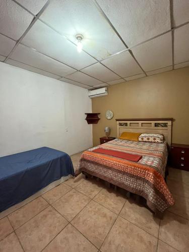 מיטה או מיטות בחדר ב-Rancho de monica