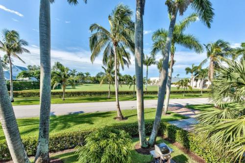 a view of a golf course with palm trees at Le Malo Vacation Rental in Naples