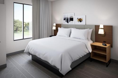 เตียงในห้องที่ Staybridge Suites Eastvale - Norco, an IHG Hotel