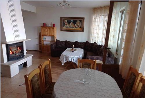 sala de estar con mesa y sofá en Вила Хоризонт en Tsigov Chark