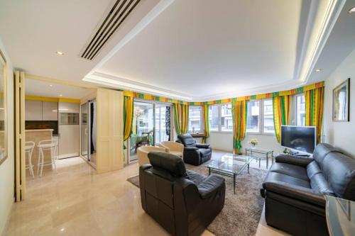 Beautiful one bedroom two minute walk to Carlton Hotel