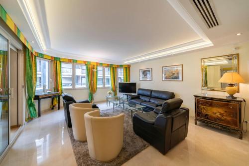 un salon avec un canapé et une table dans l'établissement Beautiful one bedroom two minute walk to Carlton Hotel, à Cannes