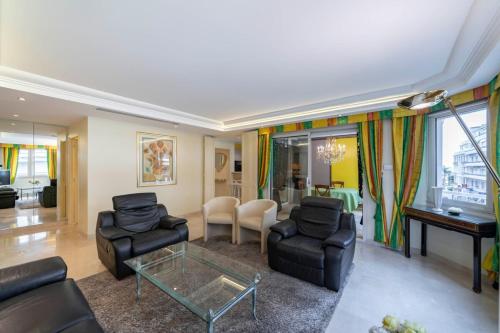 Beautiful one bedroom two minute walk to Carlton Hotel