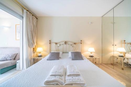 Beautiful one bedroom two minute walk to Carlton Hotel
