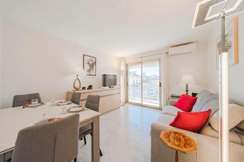 un salon avec une table et un canapé et une salle à manger dans l'établissement Very nice one bedroom in the heart of Cannes, à Cannes
