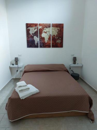 - une chambre avec un lit orné de 3 peintures murales dans l'établissement Levante, à Terrasini