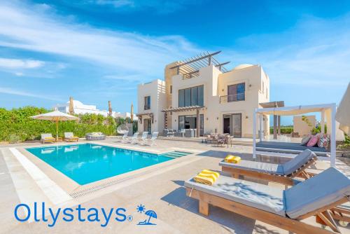 Ollystays Luxury 4BR, Heated Pool Villa, Ancient Sands! Kite Surfing Haven
