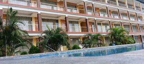 ein Hotel mit einem Swimmingpool vor einem Gebäude in der Unterkunft Royal Villa Beach Resort in Havelock Island