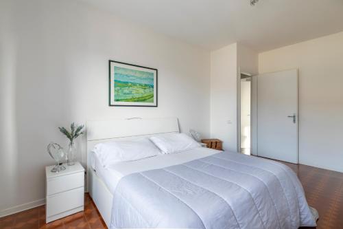 a white bedroom with a white bed and a mirror at LA MAR Apartment Spinea in Spinea