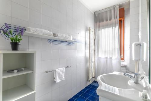 a white bathroom with a sink and a tub at LA MAR Apartment Spinea in Spinea