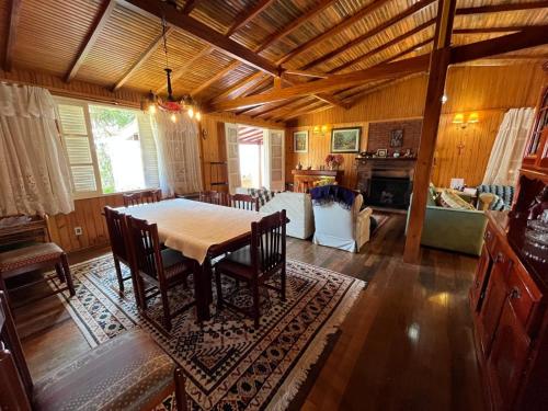 a dining room with a table and chairs at Recanto Habacuque in Campos do Jordão
