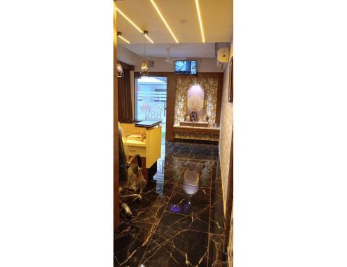 um corredor de um hotel com uma secretária e um espelho em Hotel RR, Vadodara em Vadodara