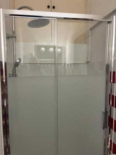 uma porta de duche em vidro numa casa de banho com lavatório em Da Mario in Florence Guesthouse em Florença