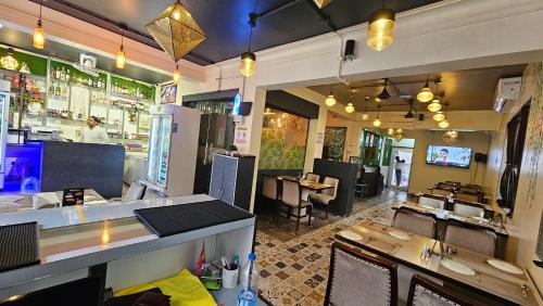 מסעדה או מקום אחר לאכול בו ב-Hotel Sagar Darbar